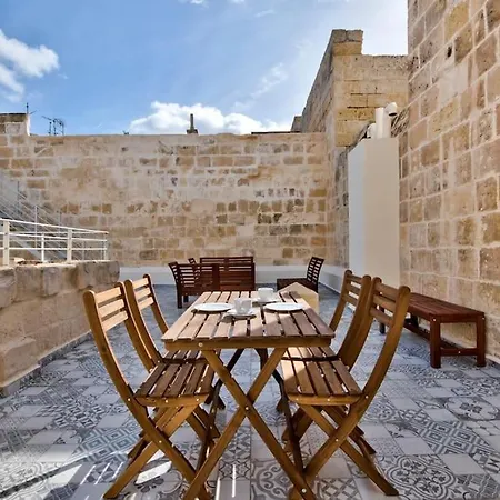 Old Lodge One Bedroom Apartment By Vallettastay * Valletta