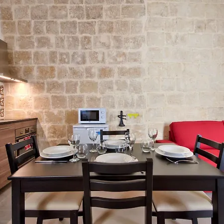 Old Lodge One Bedroom Apartment By Vallettastay * Valletta